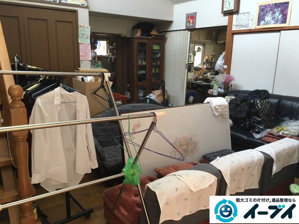 9月4日　大阪府四条畷市で部屋の片付けに伴うソファや粗大ゴミの不用品回収をしました。【リビングの片付け】　回収処分の様子4