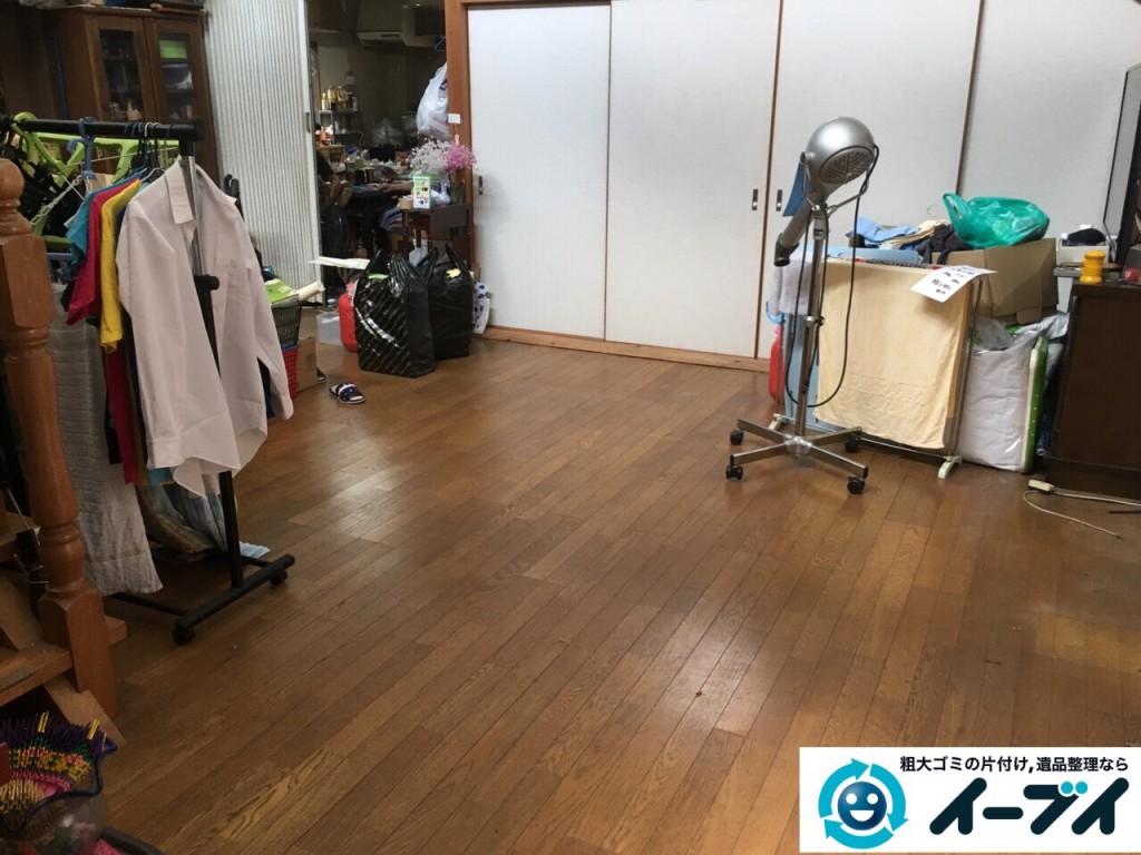 9月4日　大阪府四条畷市で部屋の片付けに伴うソファや粗大ゴミの不用品回収をしました。【リビングの片付け】　回収処分の様子5