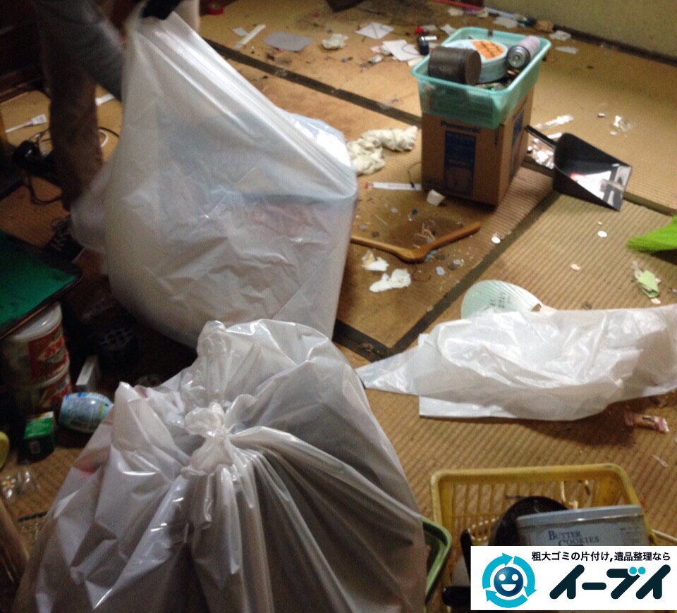 9月17日　大阪市生野区で生活用品や衣類が散乱しているゴミ屋敷の片付けをしました。写真1