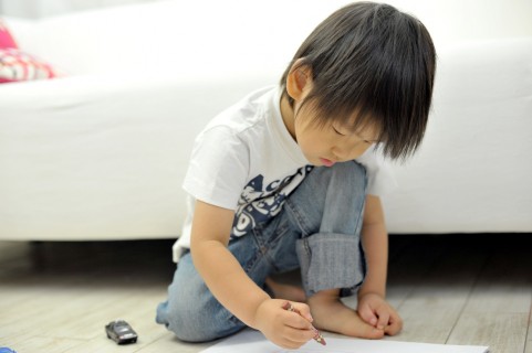 子供がつけた壁の落書きやシール跡を落とすには？？1