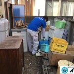 大阪府寝屋川市で庭の物置や植木鉢などの廃品や粗大ゴミの不用品回収作業。