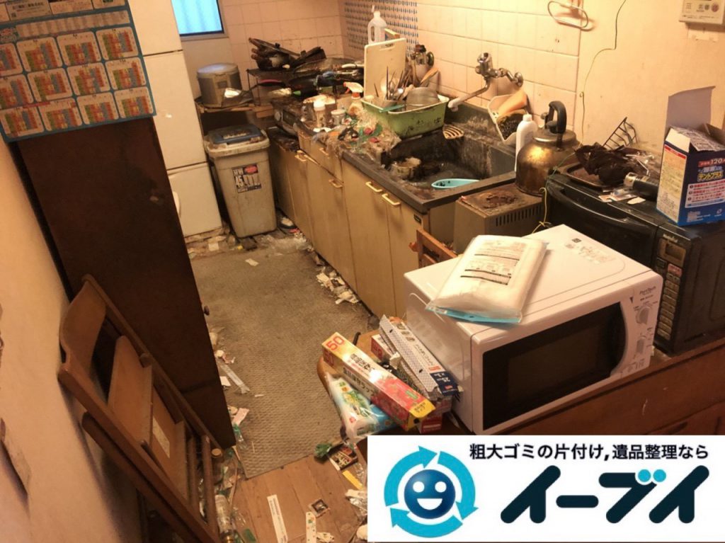 2019年１月７日大阪府堺市北区でゴキブリが大量発生した台所の不用品回収作業。写真1