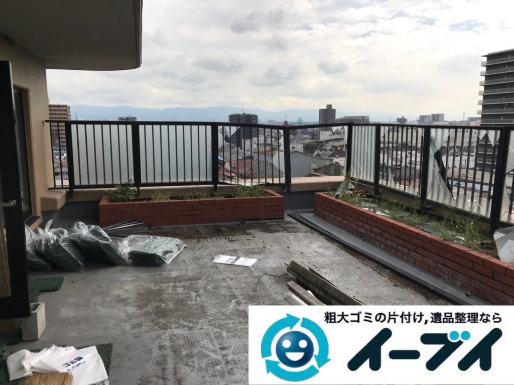 2019年1月3日大阪府堺市堺区で台風の被害で壊れた物置の解体回収の様子。写真1