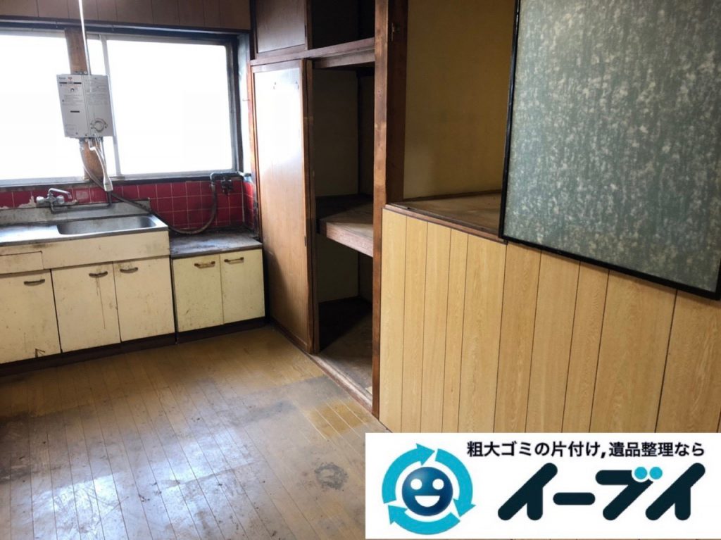 2019年4月10日大阪府堺市中区で生活ゴミや生活用品などが散乱し、ゴミ屋敷化した汚部屋の片付け作業。写真3
