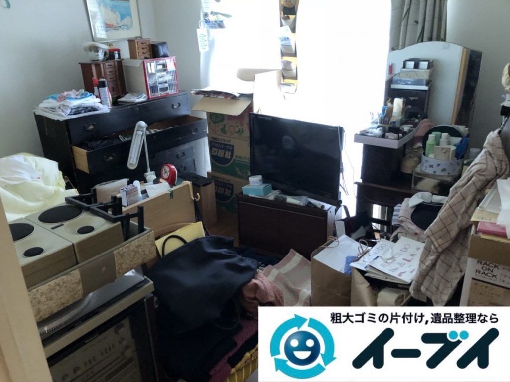 2019年3月23日大阪府大阪市鶴見区で家財道具が散乱したお部屋の片付け作業。写真3