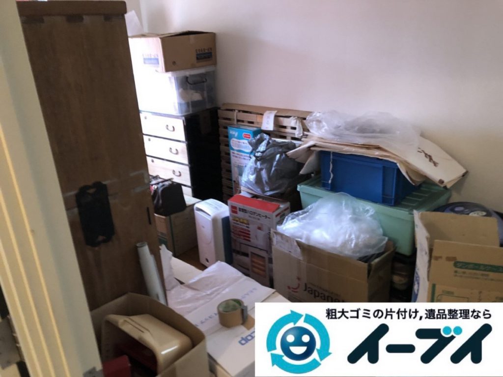 2019年3月23日大阪府大阪市鶴見区で家財道具が散乱したお部屋の片付け作業。写真1