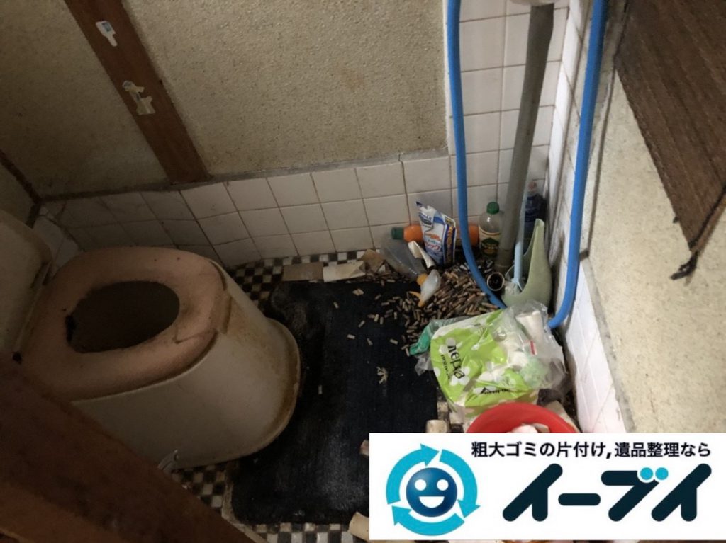 2019年3月16日大阪府堺市美原区で押しの踏み場がない物が散乱したゴミ屋敷の片付け。写真3