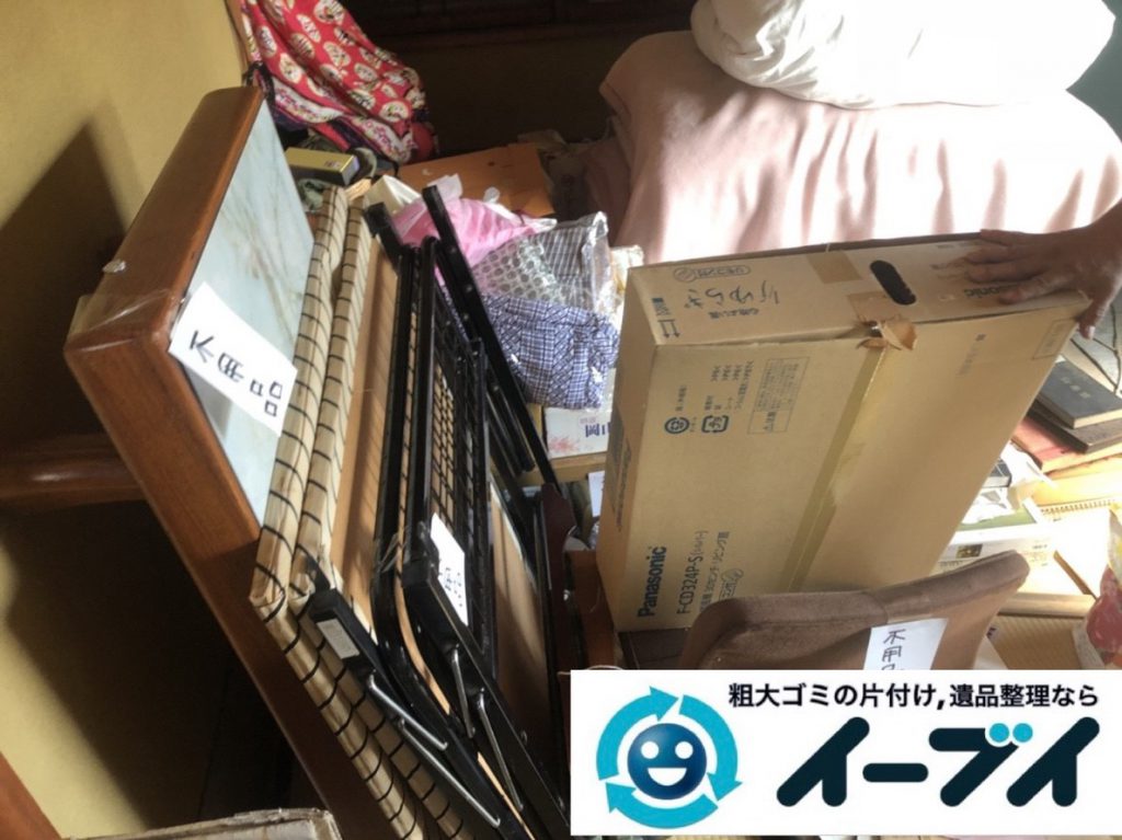 2019年4月27日大阪府寝屋川市でいる物と処分する物を仕分けしながら不用品回収作業をさせていただきました。写真1