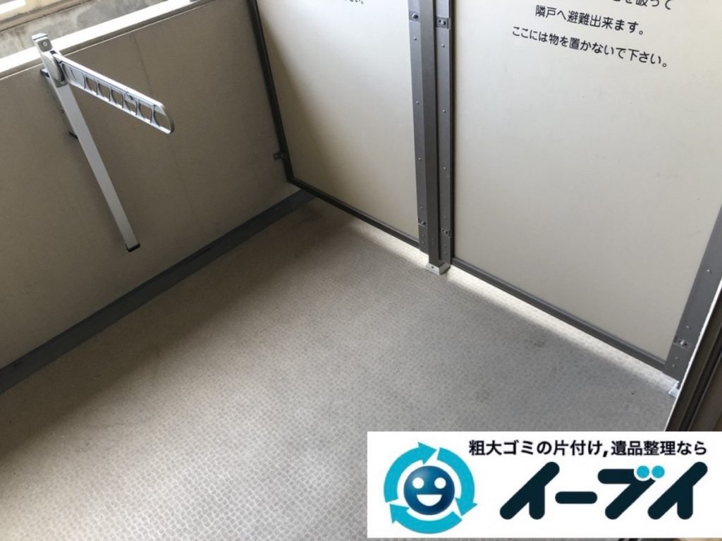 2019年5月29日大阪府大阪市北区でマンションのベランダの不用品回収作業。写真4
