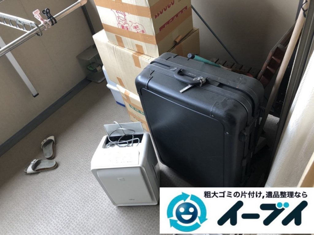 2019年5月29日大阪府大阪市北区でマンションのベランダの不用品回収作業。写真3
