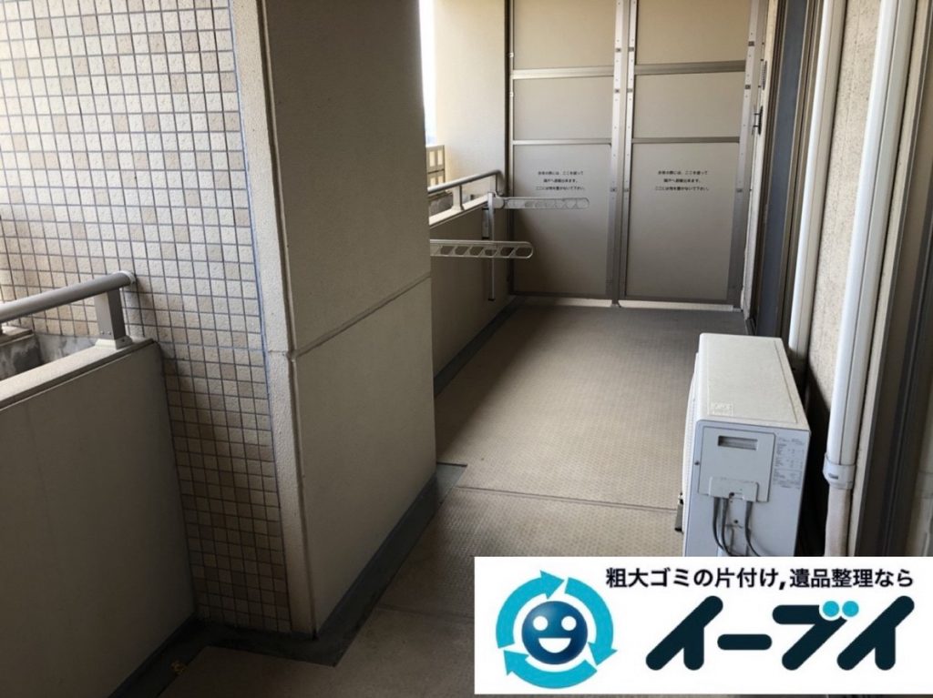 2019年5月29日大阪府大阪市北区でマンションのベランダの不用品回収作業。写真2
