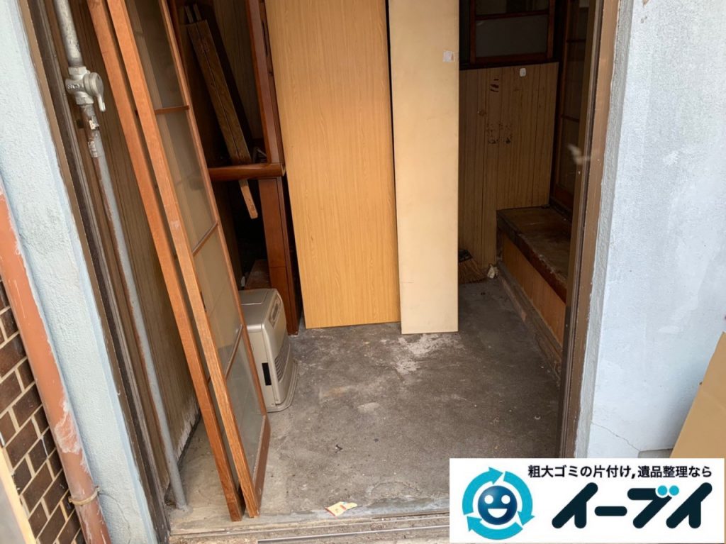 2019年５月12日大阪府能勢町で不用品が溜まった玄関の片付け作業。 写真2