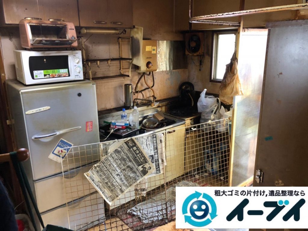 2019年7月3日大阪府大阪市港区で物やゴミが散乱した台所の片付け作業。写真4