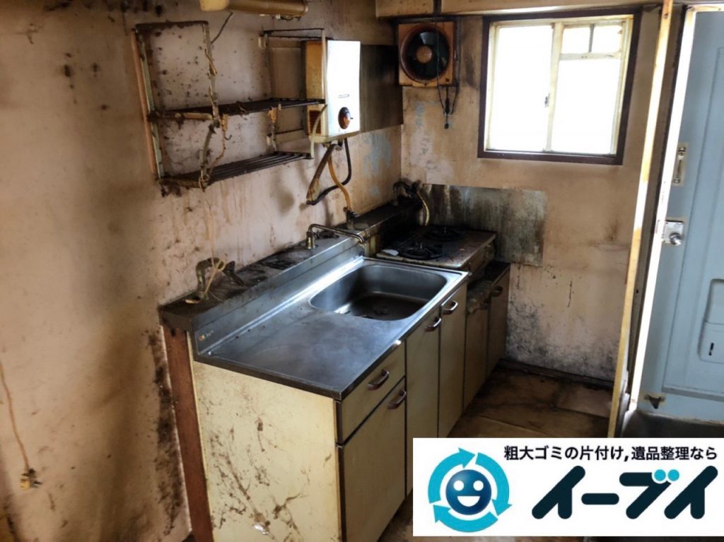 2019年7月3日大阪府大阪市港区で物やゴミが散乱した台所の片付け作業。写真3