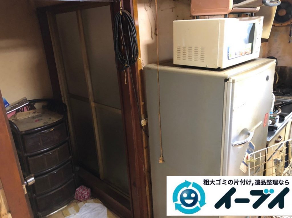 2019年7月3日大阪府大阪市港区で物やゴミが散乱した台所の片付け作業。写真2