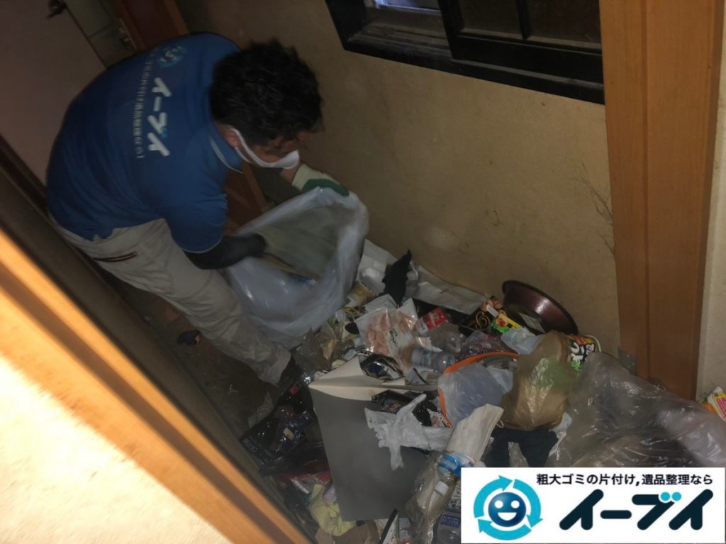 2019年8月28日大阪府大阪市此花区でペットボトルの食品ゴミや生活ゴミが散乱したゴミ屋敷の片付け作業。写真5日