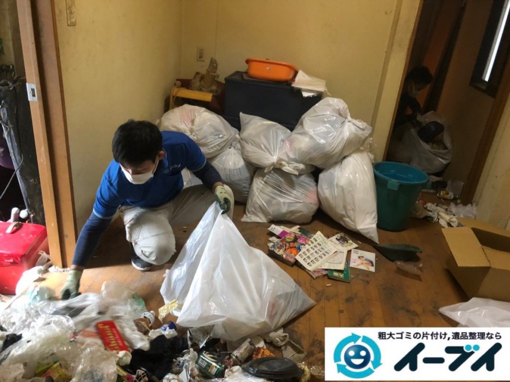 2019年8月28日大阪府大阪市此花区でペットボトルの食品ゴミや生活ゴミが散乱したゴミ屋敷の片付け作業。写真4