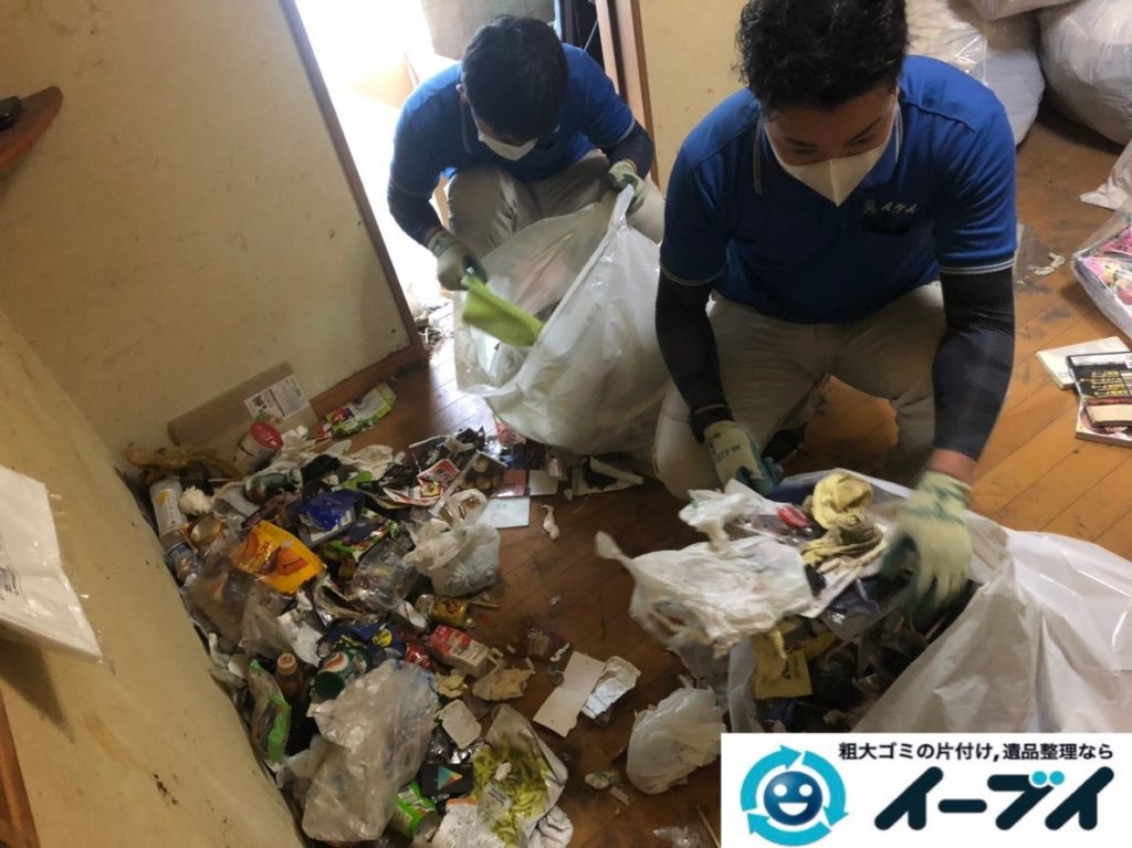 2019年8月28日大阪府大阪市此花区でペットボトルの食品ゴミや生活ゴミが散乱したゴミ屋敷の片付け作業。写真3