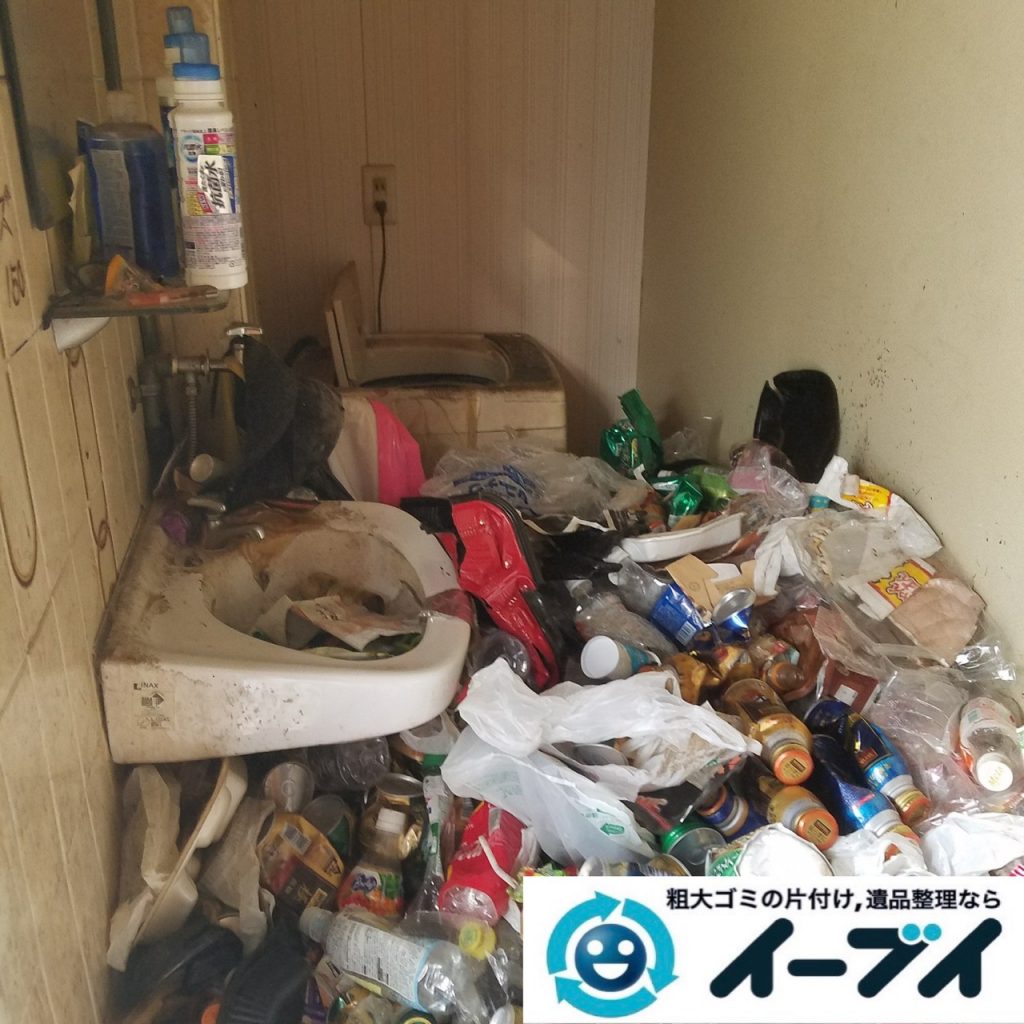 2019年9月11日大阪府大阪市福島区で食品ゴミや生活ゴミが散乱したゴミ屋敷の片付け作業。写真6丁目