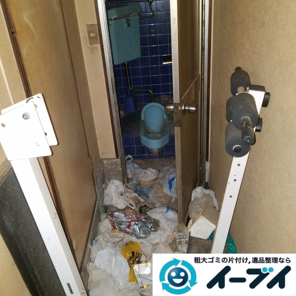 2019年9月11日大阪府大阪市福島区で食品ゴミや生活ゴミが散乱したゴミ屋敷の片付け作業。写真2