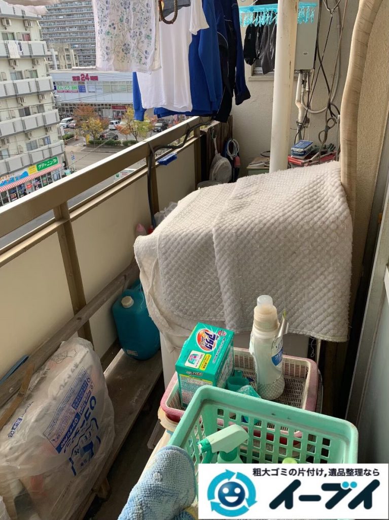 2020年3月２４日大阪府大阪市東成区でベランダの洗濯機、押し入れの布団などの片付け作業。写真3