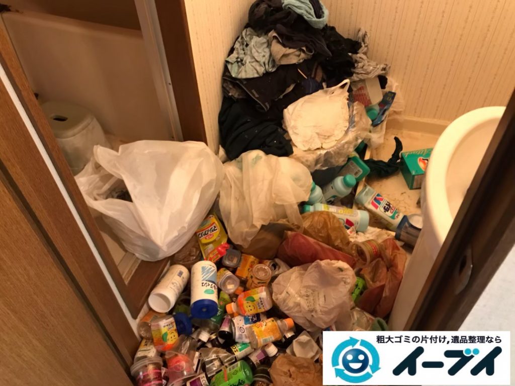 2020年5月11日大阪府大阪市淀川区で退去に伴い、ゴミが散乱したごみ屋敷の片付け作業。写真1