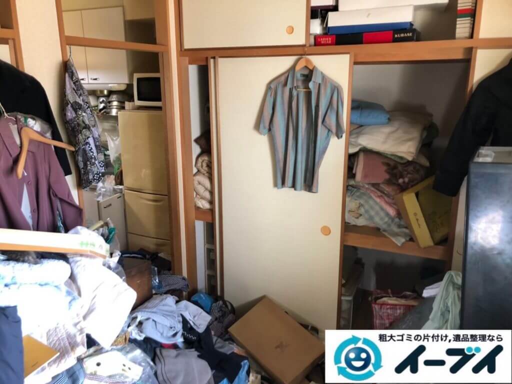 2020年9月22日大阪府太子町で衣類や生活用品などが散乱したゴミ屋敷の片付け作業です。写真4