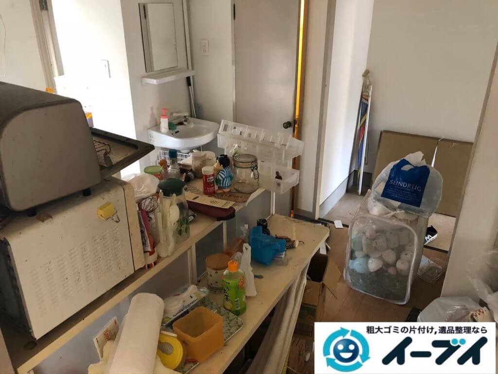 2020年9月24日大阪府岬町で家具や家電の粗大ゴミ処分、生活ゴミや食品ゴミが散乱しゴミ屋敷化した汚部屋の片付け作業です。写真4
