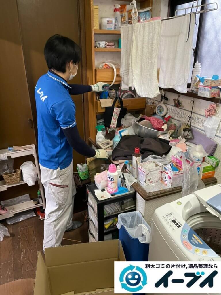 2021年2月12日大阪府八尾市でゴミ屋敷化した汚部屋の片付け作業。写真1