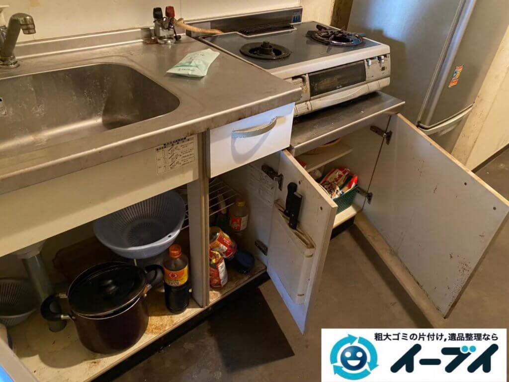 2021年6月15日大阪府大阪市北区で台所の片付けに伴い、冷蔵庫などの不用品回収。写真1