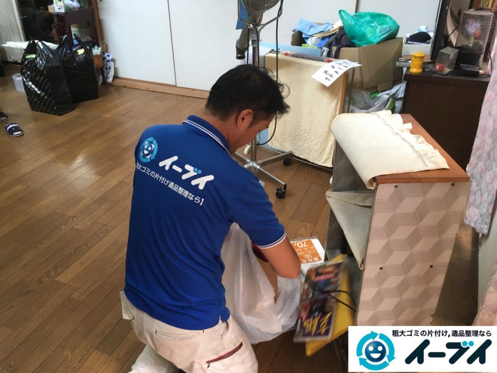 9月4日　大阪府四条畷市で部屋の片付けに伴うソファや粗大ゴミの不用品回収をしました。【リビングの片付け】　回収処分の様子1