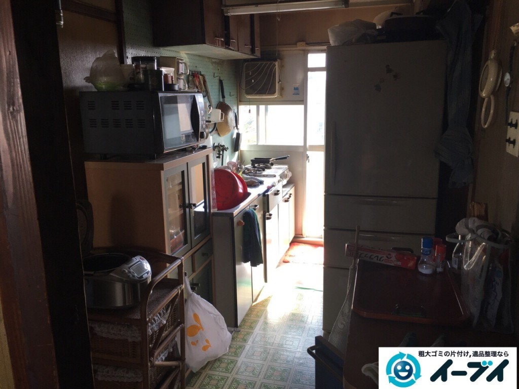 11月8日　大阪府藤井寺市で遺品整理のため家具や粗大ゴミの処分をしました。（台所の作業の様子）写真2