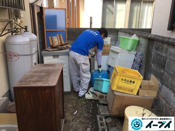 11月25日 大阪府寝屋川市で庭の物置や植木鉢などの廃品や粗大ゴミの不用品回収作業。写真2