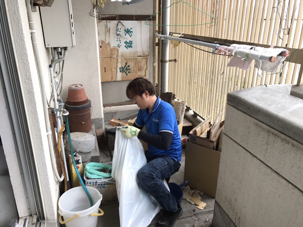 12月7日　大阪府大阪市住吉区でベランダのブロックや廃品など粗大ゴミの不用品回収作業。写真7