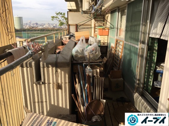 1月7日 大阪府大阪市住吉区でベランダのブロックや廃品など粗大ゴミの不用品回収作業。写真6