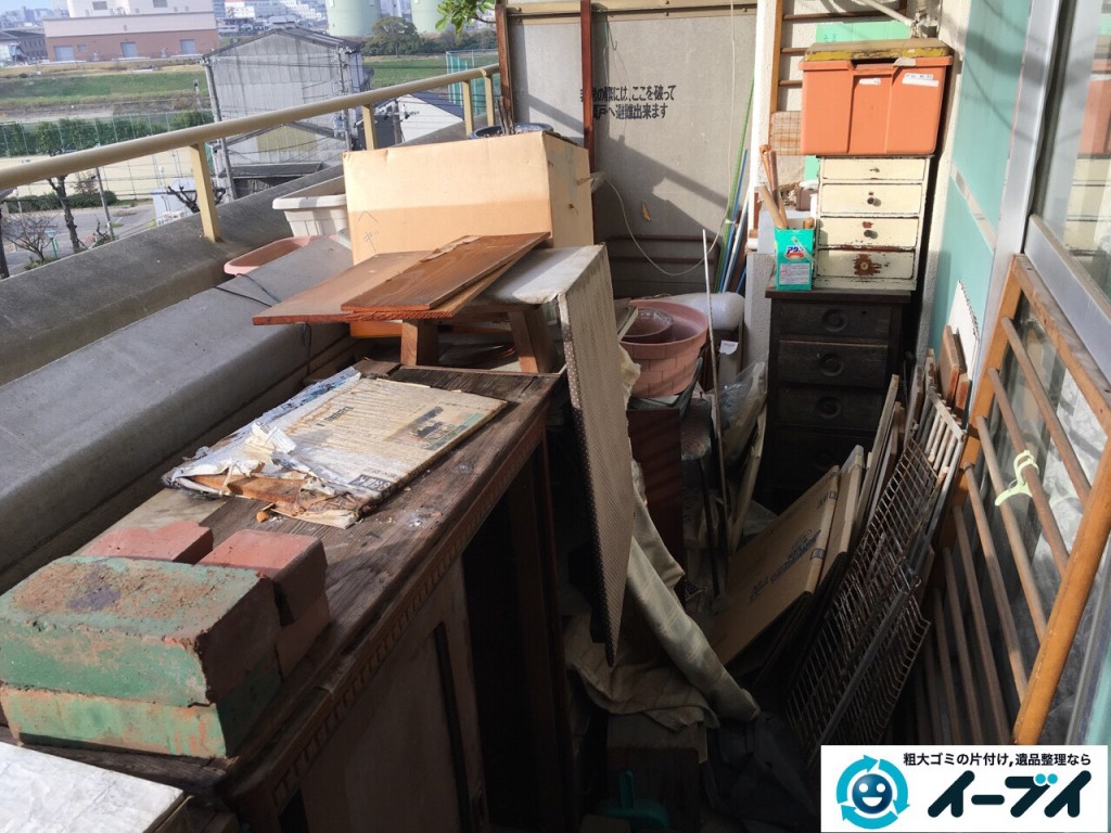 12月7日　大阪府大阪市住吉区でベランダのブロックや廃品など粗大ゴミの不用品回収作業。写真4
