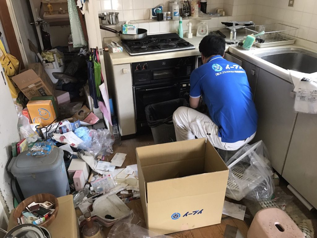 2017年8月13日大阪府枚方市で遺品整理に伴い食器棚や生活用品の処分をしました。写真6