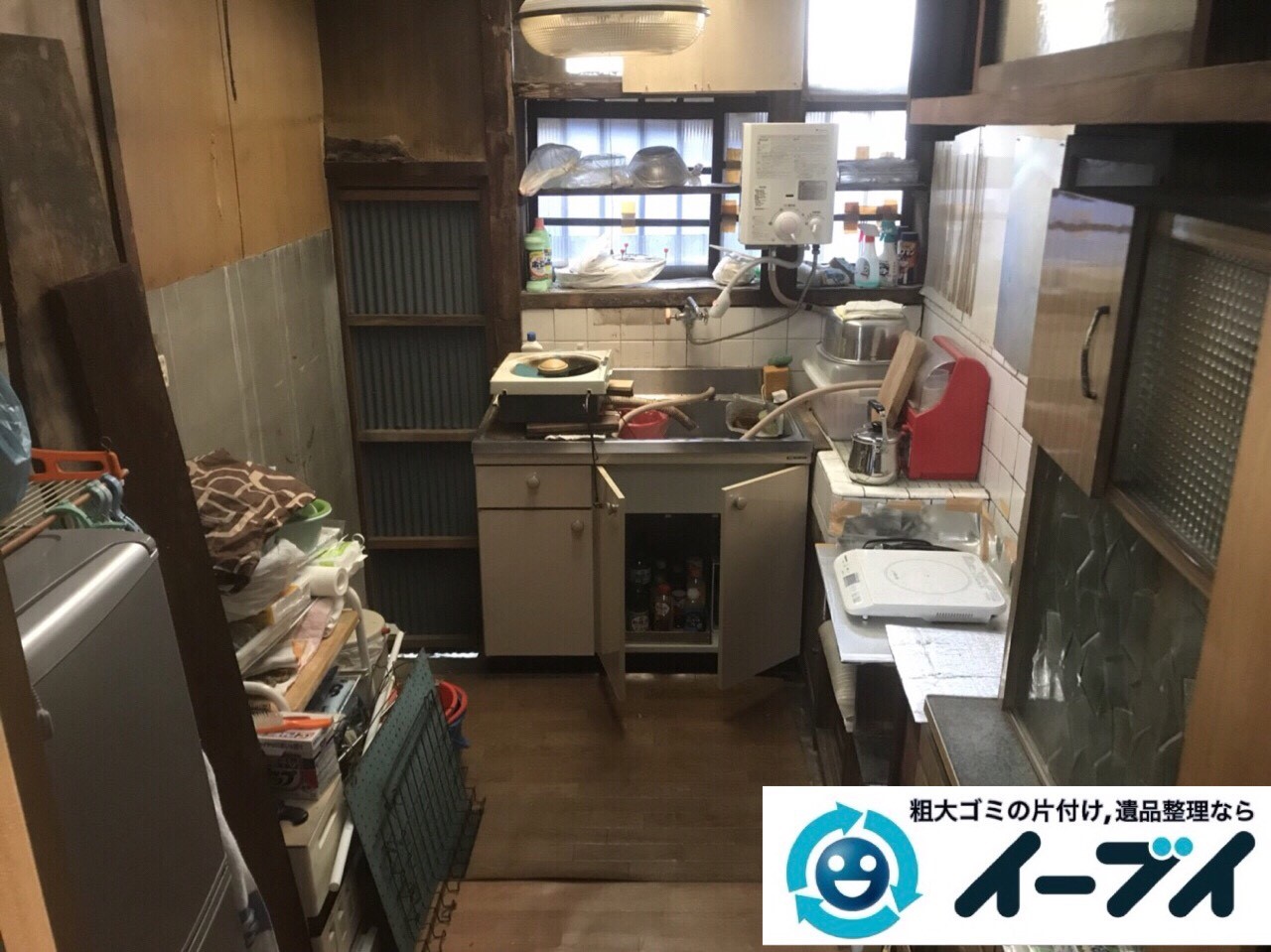 2018年4月20日大阪府大阪市浪速区で台所の生活用品や家具などの粗大ゴミの不用品回収。写真2