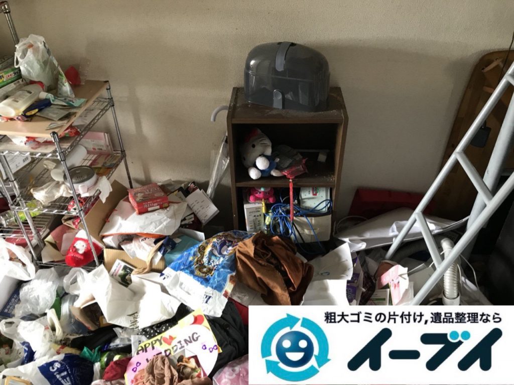 2018年11月19日大阪府大阪市鶴見区でワンルームに散乱したゴミ屋敷状態の汚部屋の片付け作業。写真3