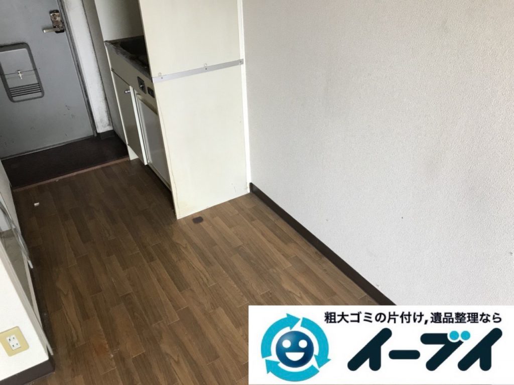 2018年11月19日大阪府大阪市鶴見区でワンルームに散乱したゴミ屋敷状態の汚部屋の片付け作業。写真2