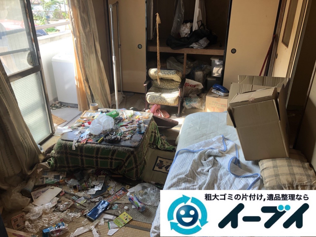 2019年1月6日大阪府大阪市大正区でコタツや生活用品に溢れた部屋の片付け作業。写真1