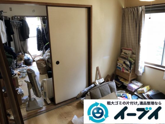 2019年1月10日大阪府八尾市で衣類や雑ゴミが散乱したプチゴミ屋敷の片付け作業。写真1