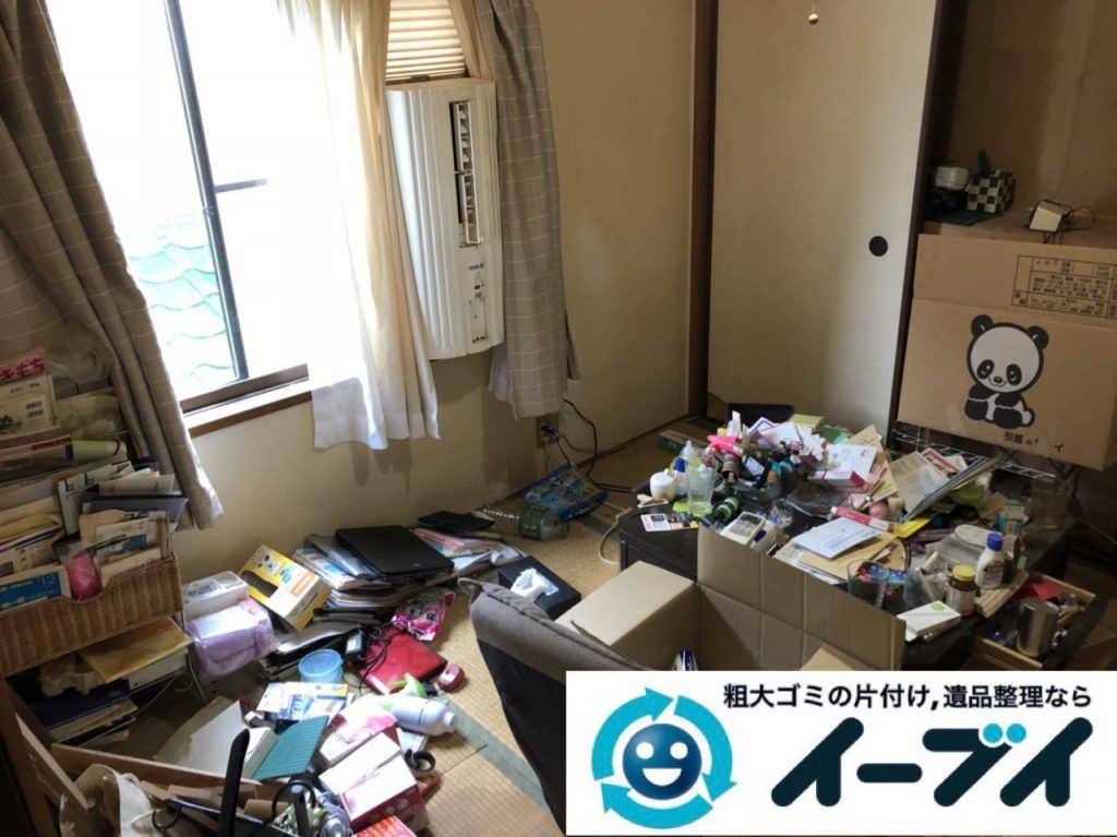 2019年1月8日大阪府大阪市生野区で衣類や日用品が散乱した部屋の不用品回収。写真3