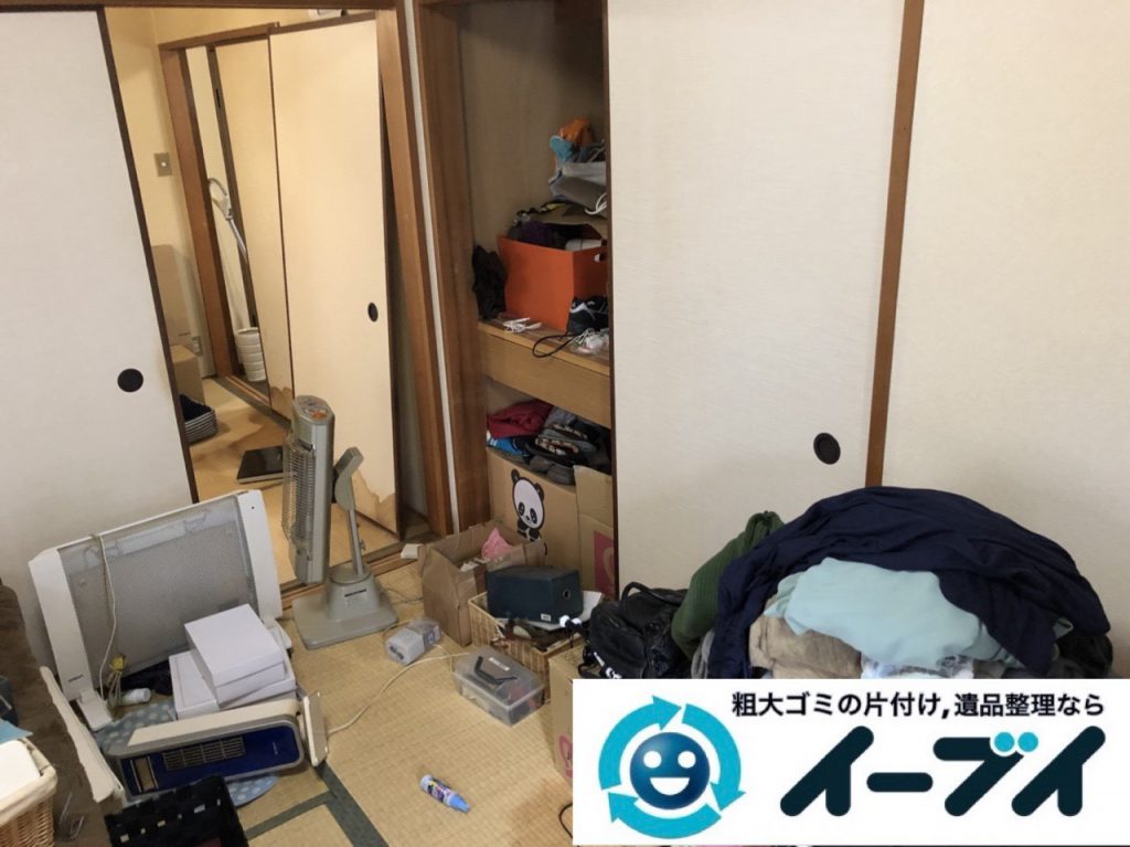 2019年1月8日大阪府大阪市生野区で衣類や日用品が散乱した部屋の不用品回収。写真1