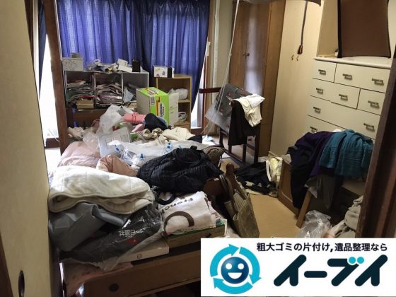 2019年1月14日大阪府大阪市住吉区で衣類や生活用品が散乱したお部屋の片付け作業。写真2