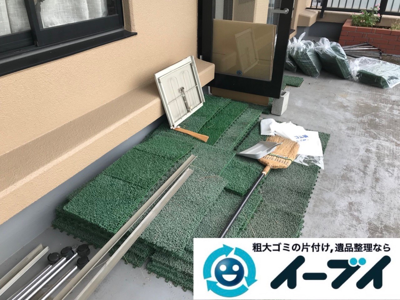 2018年12月8日大阪府大阪市住吉区で台風の被害で物が散乱したベランダの片付け。写真2