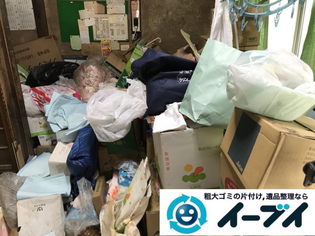 2019年4月8日大阪府吹田市で生活用品や生活ゴミが散乱したゴミ屋敷の片付け作業。写真1