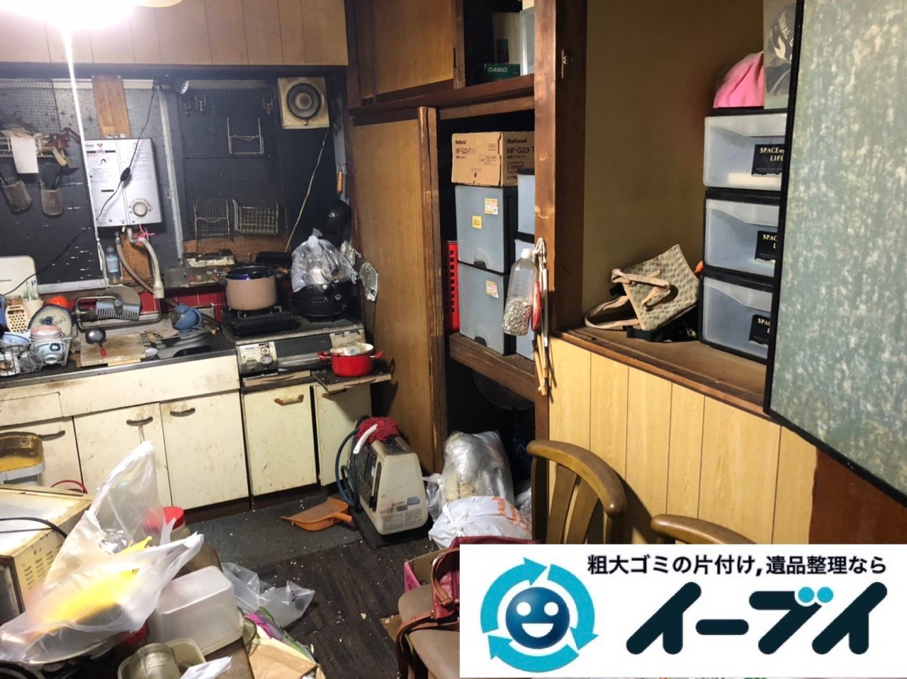 2019年4月10日大阪府堺市中区で生活ゴミや生活用品などが散乱し、ゴミ屋敷化した汚部屋の片付け作業。写真4
