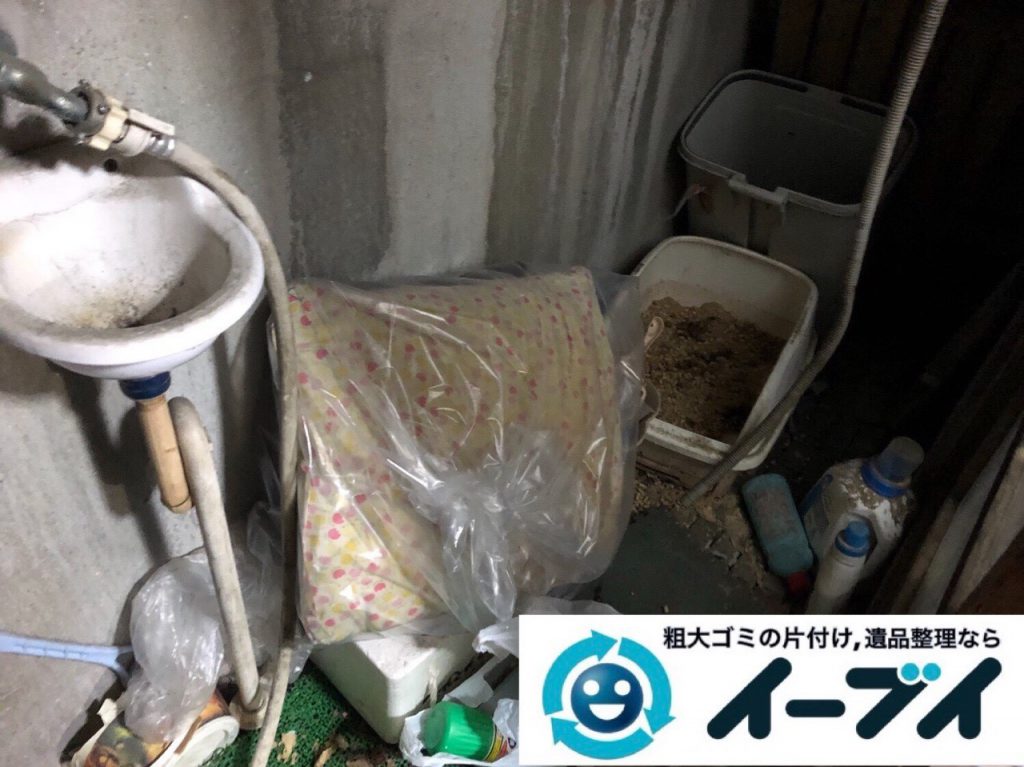 2019年4月10日大阪府堺市中区で生活ゴミや生活用品などが散乱し、ゴミ屋敷化した汚部屋の片付け作業。写真2