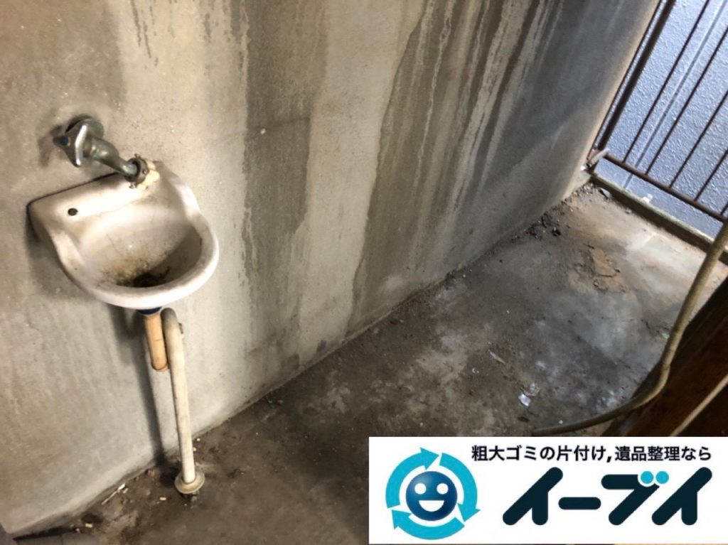 2019年4月10日大阪府堺市中区で生活ゴミや生活用品などが散乱し、ゴミ屋敷化した汚部屋の片付け作業。写真1